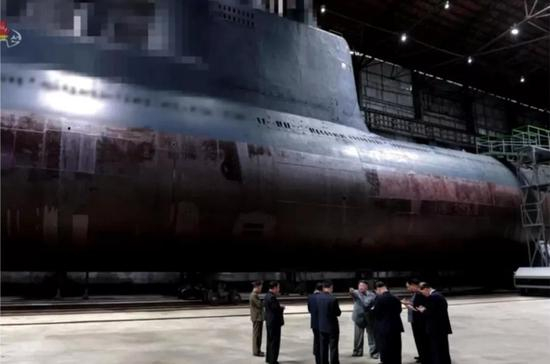 ▲&nbsp;又是嫌短加长又是换个围壳，这033都快给人改成担架了，都是朝鲜自己开发的