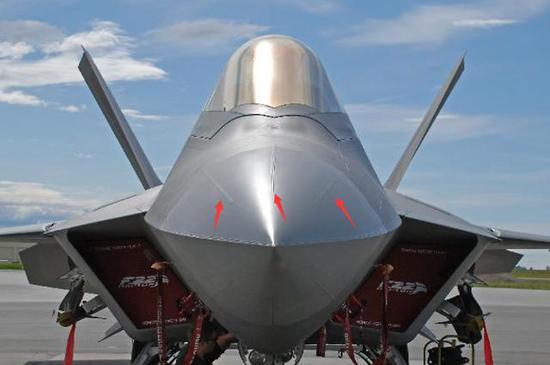 图注：F-22机头三根凸起的线是什么？