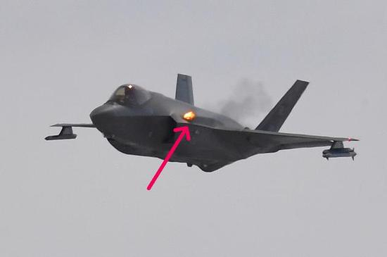 美军F-35A在训练中首次使用内置机炮，歼20类似吗？
