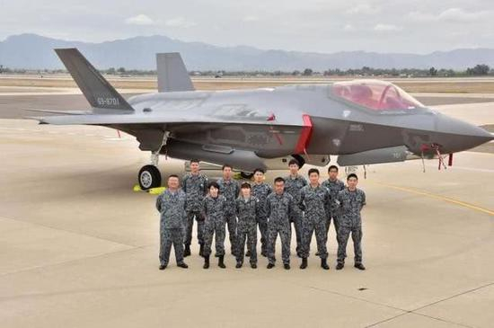（图注：日本航空自卫队接收第一架F-35A战斗机，这架战机由美国生产）