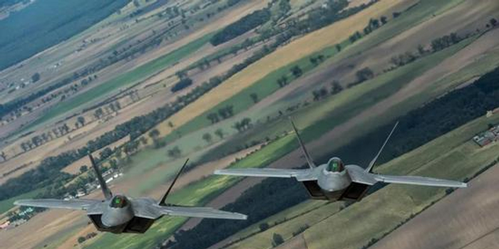 美军计划升级F22配新型空空导弹 可令其再服役