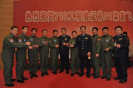 当年的“内部图”，左五是首席试飞员李刚空军大校