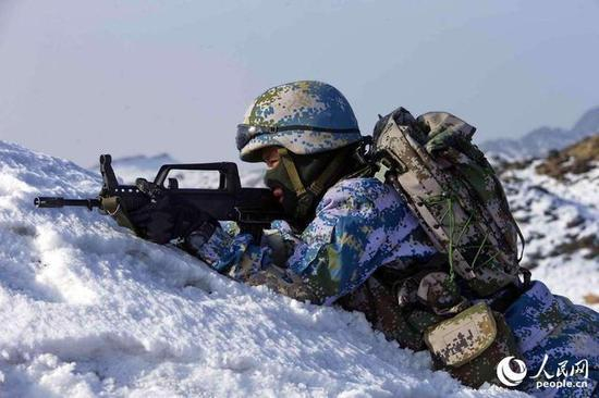 蛟龙突击队进行寒区训练。