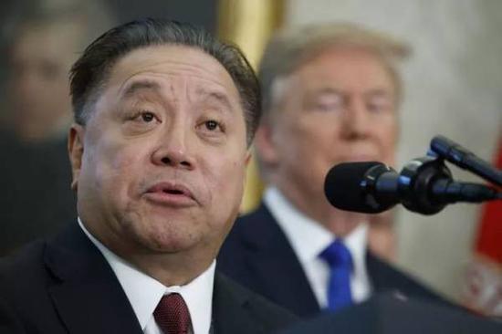 博通华裔美籍CEO陈福阳此前与美国总统特朗普共同出席新闻发布会 图自商业内幕