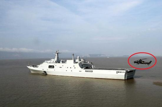 直-10武装直升机与071型船坞登陆舰进行合练。