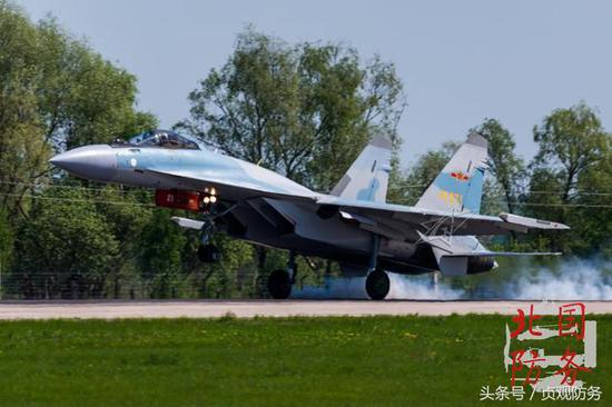 △苏-35抵达莫斯科擦地瞬间