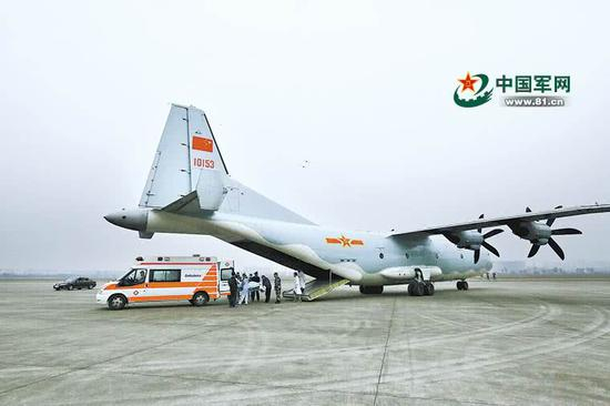 运-9运输机赴青藏高原机场接运患病空军人员。