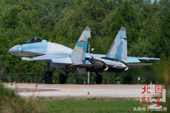 △苏-35抵达地面后，尾舵和襟副翼展开辅助飞机减速