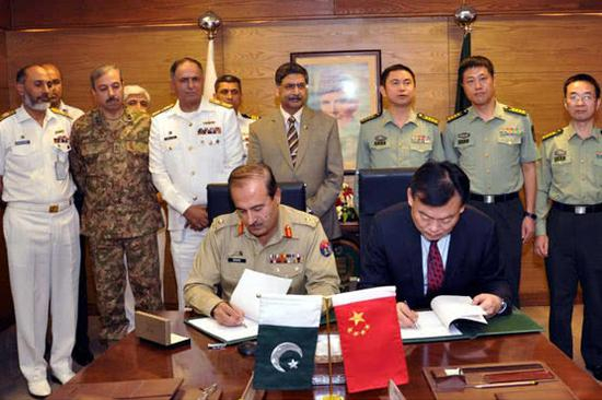 图片：中巴导弹护卫舰合约签署现场。