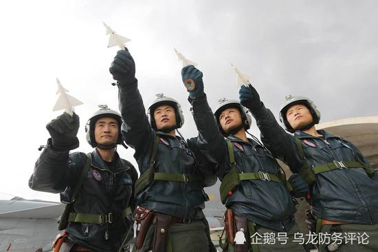 图片：我军歼-10飞行员