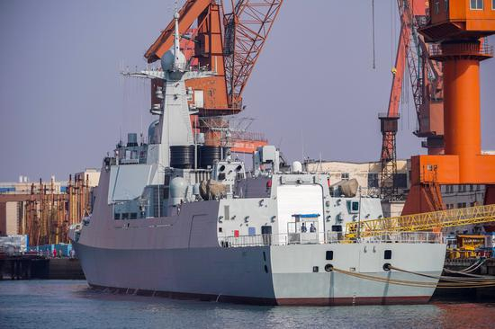 大连造船厂已基本建完，只等交付的052D基本款神盾舰。感谢照片作者@孙五先令