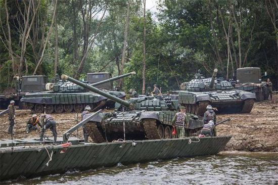 俄军坦克部队架桥渡河。