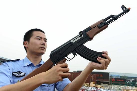 图为缉私枪械