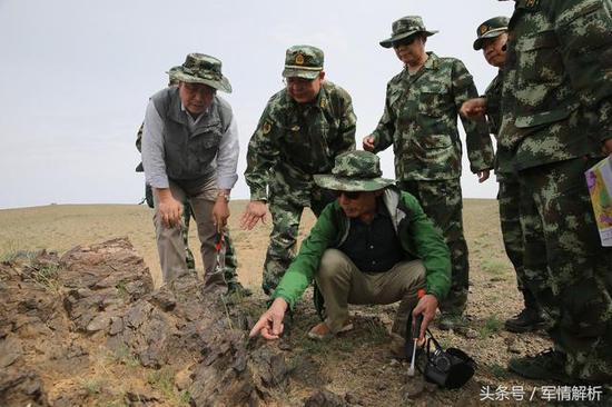  图为地质专家与武警黄金部队联合勘探