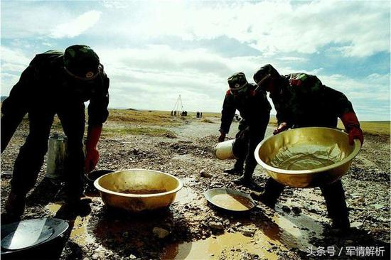 图为黄金部队在阿尔金山一带矿区淘洗砂金