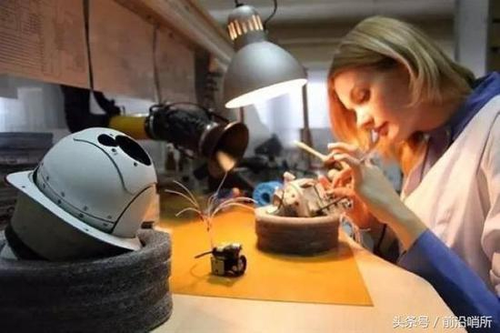 俄罗斯工人妹子正在装配无人机