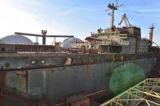 ▲苏联解体后大型军舰被废弃在船台上
