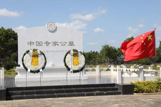 公墓纪念碑正面