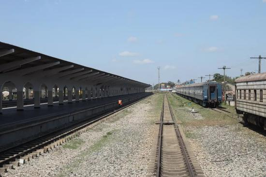 坦赞铁路达累斯萨拉姆车站的站台与铁轨