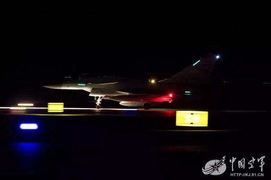 歼-10C完成夜训正在返航