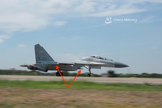 东部战区空军某旅低可视度涂装歼-16挂弹出动。图片来源见水印。