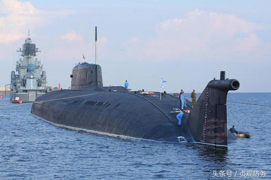 △参加俄海军节阅兵的“奥廖尔”号导弹核潜艇