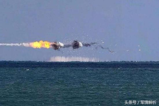 海红旗10防空导弹拦截掠海飞行的反舰导弹