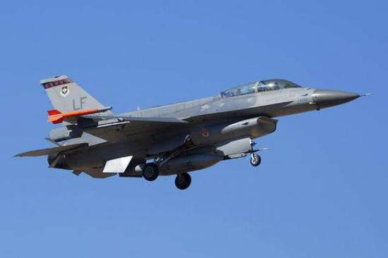 图为新加坡空军装备的美国F-16战斗机