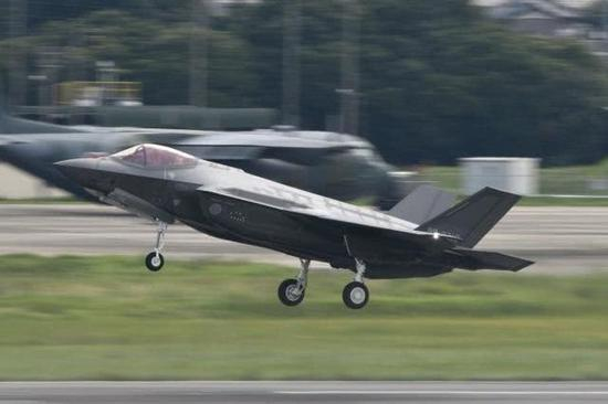 （图注：日本制造的第十架F-35A战斗机正在进行试飞）