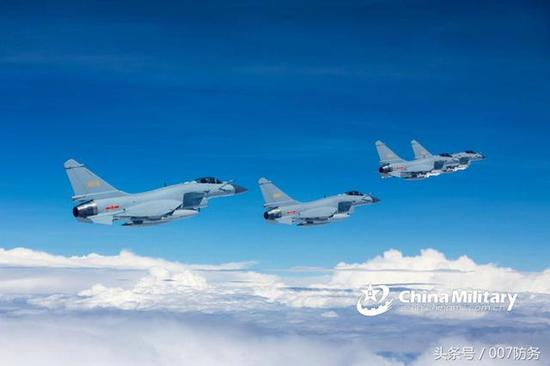 中部战区某旅4架歼-10B升空