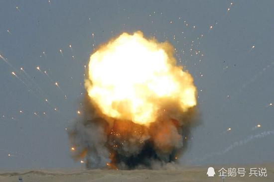 美国空军在亚洲西南部进行受控爆炸试验