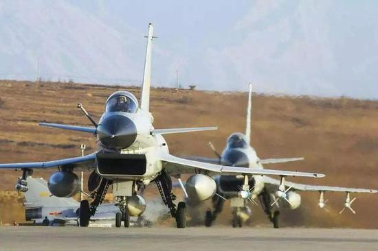 歼10猛龙，军迷叫它恶棍，这是爱称