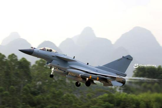 歼-10C挂载空地-88型导弹训练吊舱
