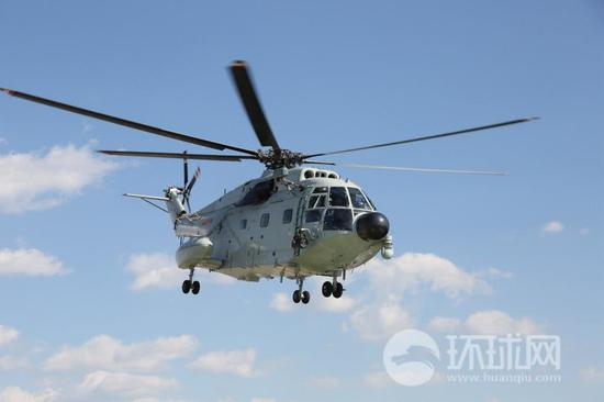 直升机在临时起降点上空悬停 观察降落条件 拍摄者：徐常青