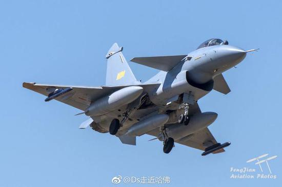 机翼下的发烟罐表面矢量版歼10B肯定要进行飞行表演