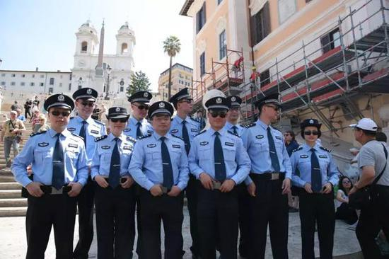 ▲中国警察走出国门，与当地警察一起巡逻执法