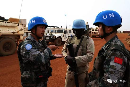 与塞内加尔步兵营官兵进行交流