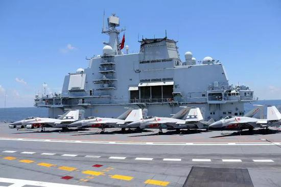 ▲上图改装前的辽宁号，航空舰桥有一个开放的走廊