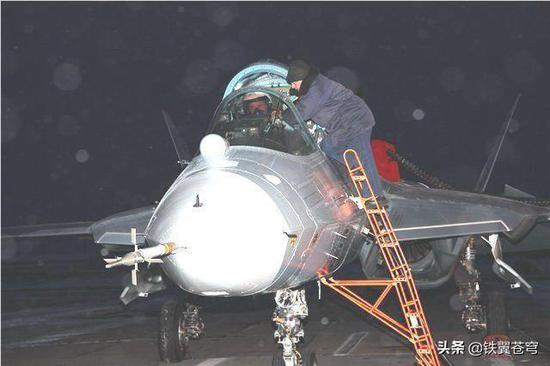 苏57正面能看到发动机叶片，被认为不算五代机