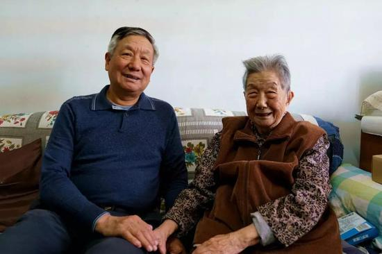 胡文杰烈士的遗孀、现年99岁的唐渠老人和小儿子胡继军合影。陈炅玮&nbsp;摄于北京