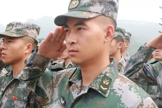 △杜富国受伤前与战友一起向革命烈士行军礼。