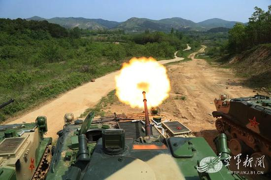 空降兵战斗车进行单炮多发。