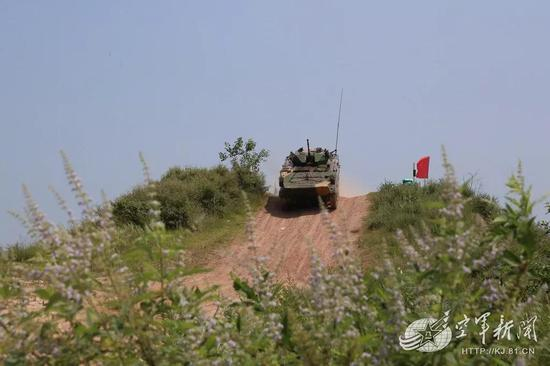 空降兵战车翻越土岭。