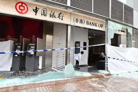 中国银行（香港）遭到暴徒破坏&nbsp; 图源：《星岛日报》