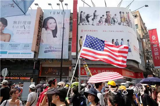 元朗示威者打出美国国旗&nbsp; 图源：大公网