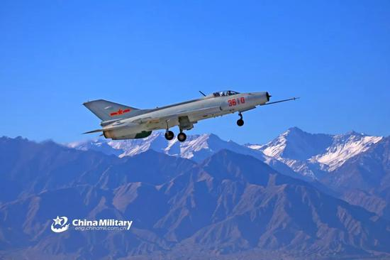我，空军，打钱（图源：China Military/Cui Baoliang and Wang Shaofei）