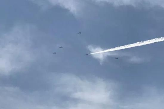 5架歼-20正演练新编队准备受阅
