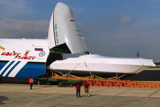 图为运送整艘游艇的安-124。