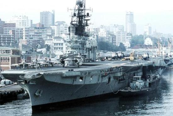 图为“墨尔本”号航母，装有蒸汽弹射器，后于中国境内拆毁。