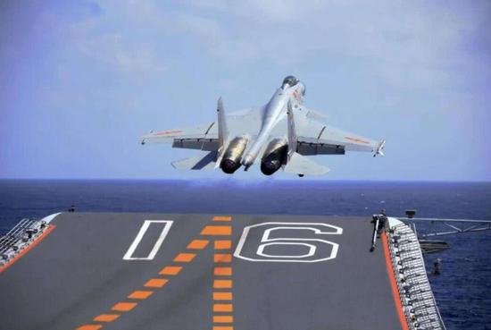 歼15舰载机采用滑跃起飞模式